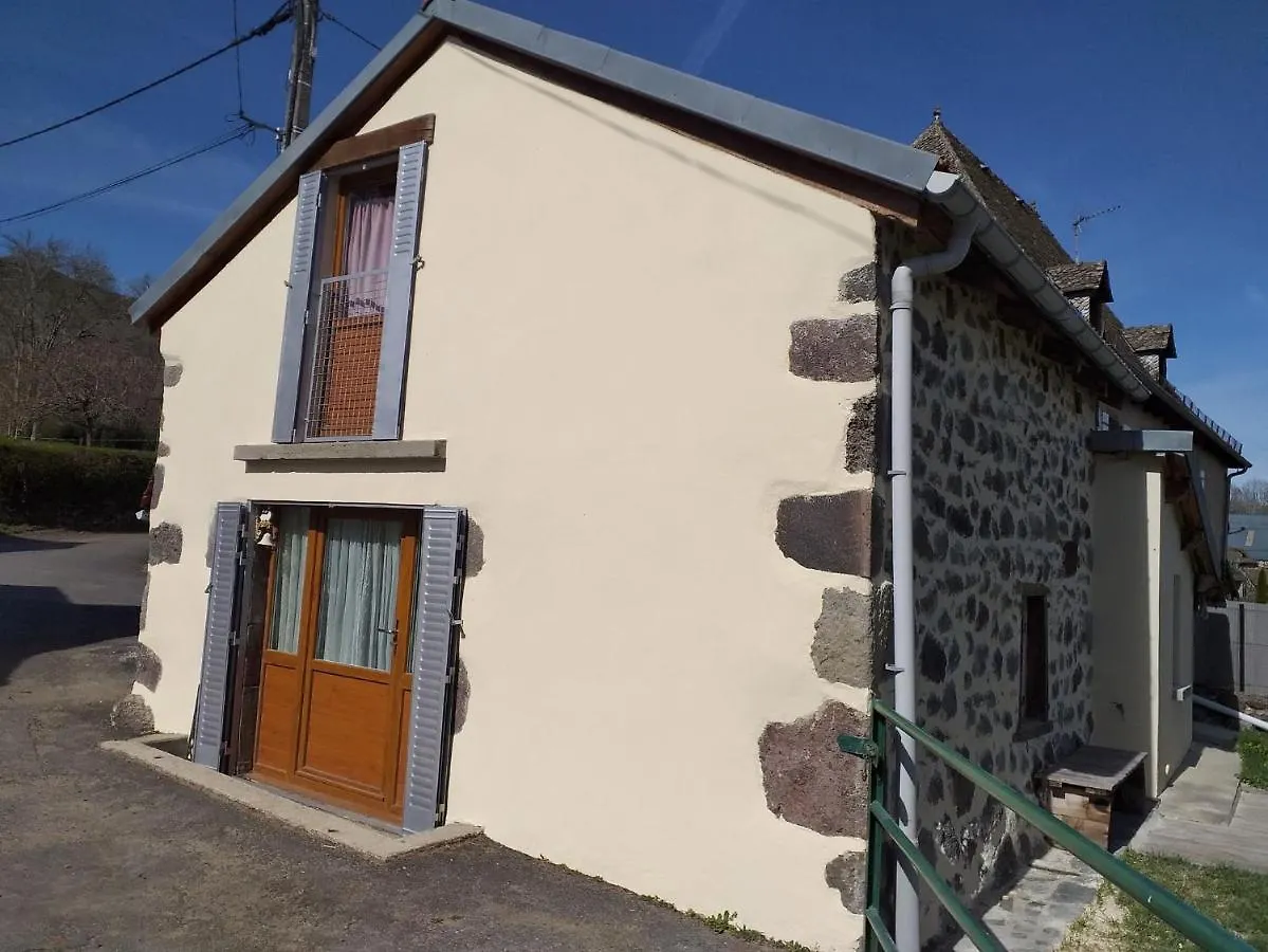 Location Insolite Dans Un Four A Pain Saint-Etienne-de-Carlat France